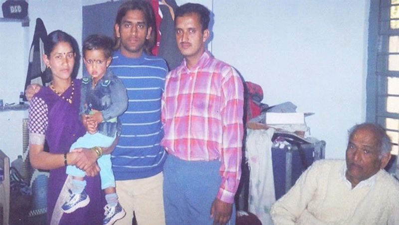 पहले 2 कमरे के घर में रहते थे धोनीः धोनी ने अपना बचपन मैकोन कॉलोनी में 2 कमरे के घर में बिताया है। इसके बाद उन्होंने कड़ी मेहनत की और क्रिकेट से खूब पैसा कमाया। सफलता हासिल करने के बाद उन्होंने 2009 में हरमू रोड पर तीन मंजिला मकान खरीदा था। इसका नाम शौर्य है, यहां वो लगभग 8 साल रहे थे।