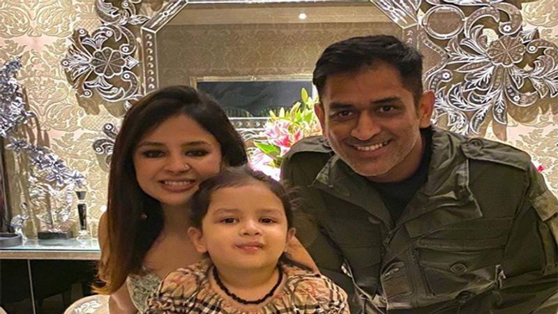 মহেন্দ্র সিং ধোনি ও সাক্ষীর জুটিকে সকলেই খুব পছন্দ করেন। বিবাহিত জীবনে ১০ বছরও পার করে ফেলেছেন ধোনি ও সাক্ষী। বর্তমানে তাদের কন্যা জিভাকে নিয়ে হাসি-খুশি, সুখের সংসার।