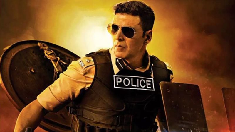 স্কুলের পড়া শেষ করে কলেজে ভর্তি না হয়ে তিনি তাঁর বাবার কাছে মার্শালআর্ট শেখার জন্য থাইল্যান্ড যাবার ইছা প্রকাশ করেন। বাবার ইছা না থাকলেও ছেলের জেদের কাছে হার মেনে তিনি অক্ষয়কে থাইল্যান্ড পাঠিয়ে দেন। থাইল্যান্ডে অক্ষয় তাঁর থাকা খওয়ার খরচ মেটাতে একটি রেস্টুরেন্টে কাজ করতেন।
