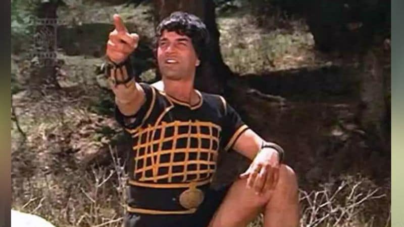 कुछ महिला संगठनों ने गाने में महिला की तुलना घोड़ी से करने पर विरोध किया था। इसके बाद फिल्म के डायरेक्टर मनमोहन देसाई ने आनंद बक्शी से कहकर दूसरी लाइन लिखवाई। आनंद बक्शी ने भी मामले की गंभीरता समझते हुए झट से आखिरी लाइन के बोल बदला और लिखा था- मुश्किल से काबू में आए थोड़ी ढील जो छोड़ी।
