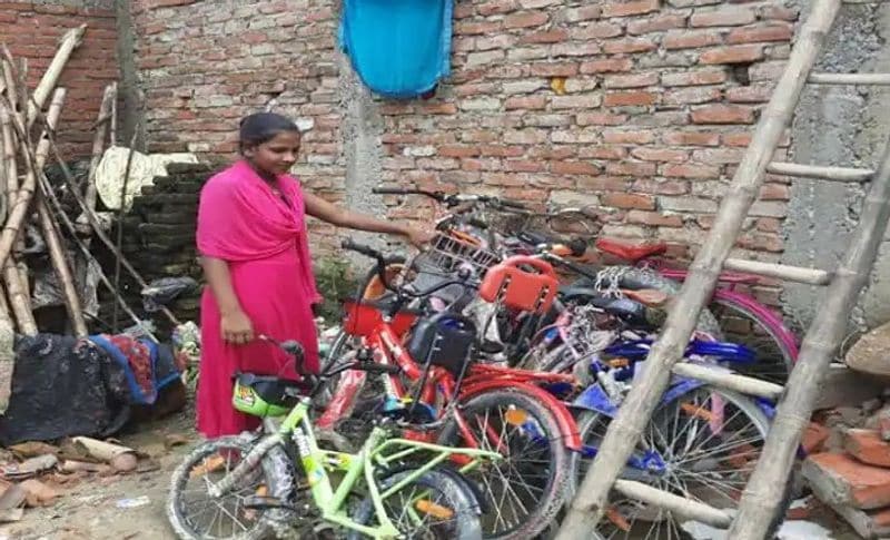 बेटी ज्योति से पिता की ये मजबूरी देखी नहीं जा रही थी। इसके लिए उसने 400 रुपये में एक पुरानी साइकिल खरीदी और अपने पिता को दरभंगा ले जाने की ठानी। इस तरह ज्योति ने बीमार पिता को साइकिल पर बैठाकर 8 दिनों तक 1200 किमी की यात्रा तय कर उन्हें अपने गांव सिरहुल्ली लेकर लाई। 