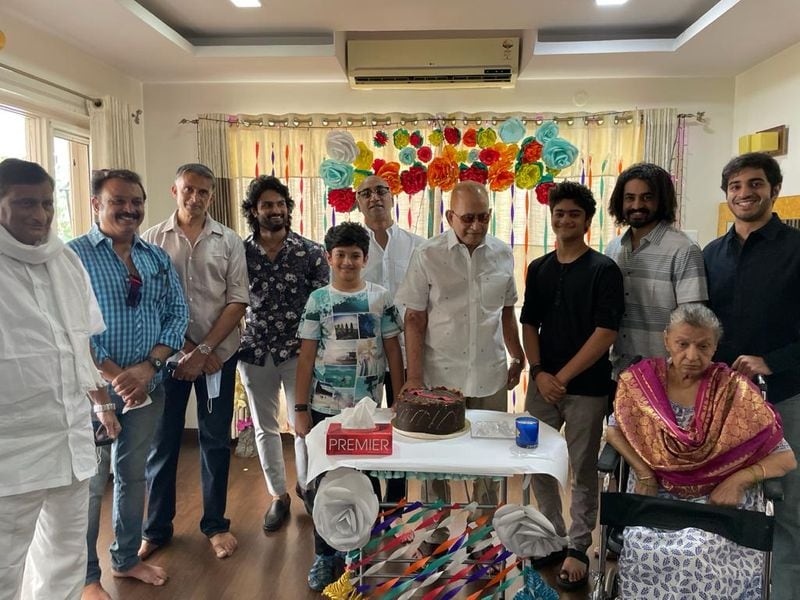 సోమవారం కృష్ణ బర్త్ డే వేడుకలు జరుపుకున్నారు. ఈ ఈవెంట్లో మహేష్ లేకపోవడం గమనార్హం. కరోనా దృష్యా ఆయన దూరంగా ఉన్నట్టు తెలుస్తుంది.