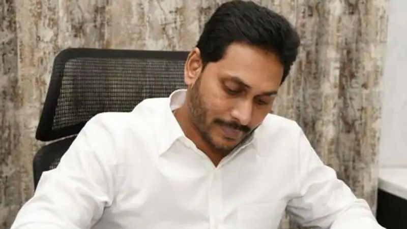 राज्य सरकार ने दी है मंजूरी
सरकार ने बी. आनंदैया की दवा को पाबंदियों के साथ मंजूरी दे दी है। सरकार ने आई ड्रॉप के अलावा अन्य दवाओं को मंजूरी दे दी है। दवा का इंजेक्शन लगाने से मना कर दिया गया है। सीसीआरएएस की एक रिपोर्ट के मुताबिक सरकार ने आनंदय्या को हरी झंडी दे दी है। हालांकि सरकार ने साफ कर दिया है कि एंटीडिप्रेसेंट दवा से कोरोना के कम होने की गारंटी नहीं दी जा सकती है।