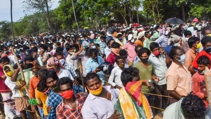 कोरोना गाइडलाइन को किया जा रहा है नजरअंदाज
कृष्णापट्टनम गांव में इस दवा को लेने के लोग बड़ी संख्या में पहुंच रहे हैं। दवा लेने के लिए लंबी-लंबी लाइन लग रही है इस दौरान कोरोना की गाइड लाइन सोशल डिस्टेंसिंग का भी पालन नहीं किया जा रहा है।
