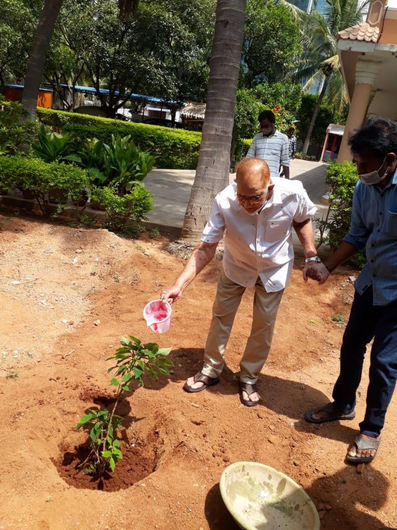 మరోవైపు తన పుట్టిన రోజు సందర్భంగా కృష్ణ గ్రీన్ ఇండియా ఛాలెంజ్లో పాల్గొన్నారు. రాజ్యసభ సభ్యులు జోగినిపల్లి సంతోష్ కుమార్ గారు ట్విట్టర్ ద్వారా తనకు జన్మదిన శుభాకాంక్షలు తెలియజేసి వారు ఇచ్చిన పిలుపుమేరకు ఈ రోజు నానక్ రామ్ గూడాలోని తన నివాసంలో గ్రీన్ ఇండియా ఛాలెంజ్ లో భాగంగా మొక్కలు నాటారు కృష్ణ.