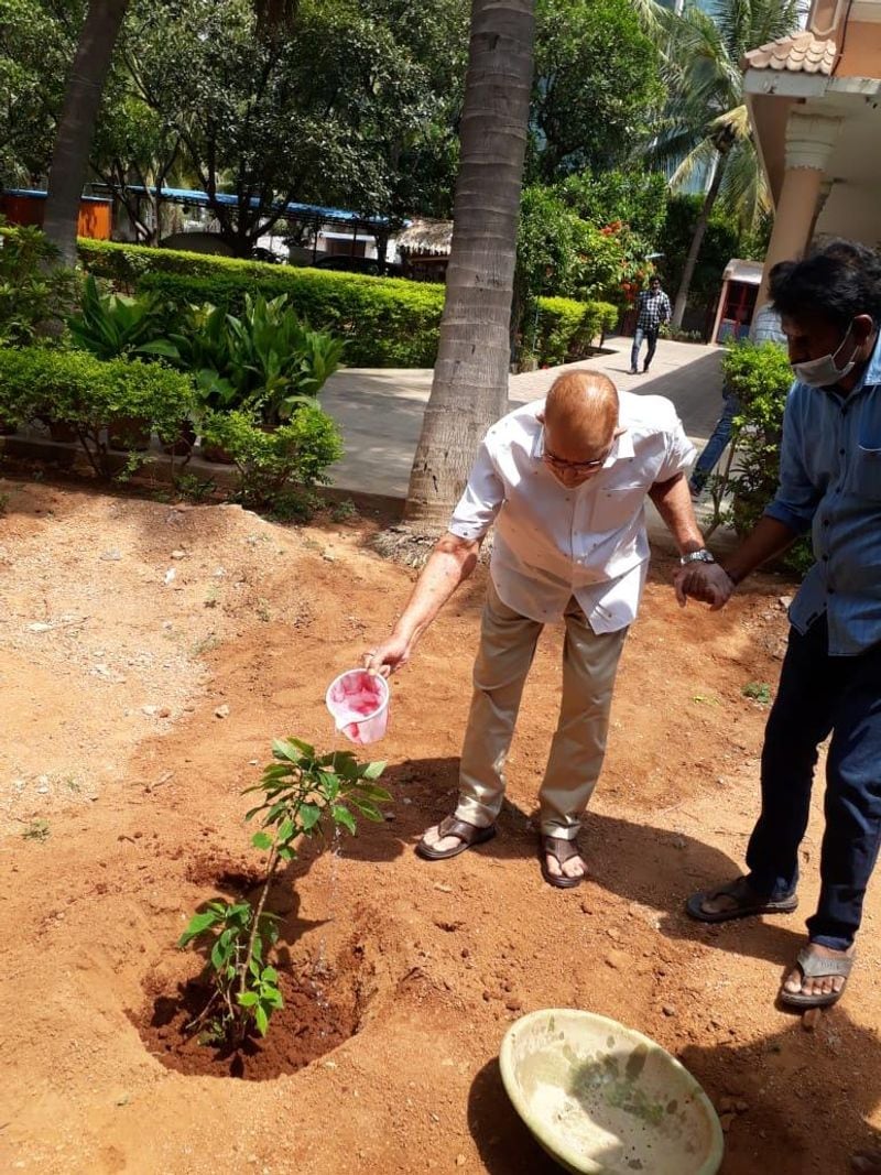 ఈ సందర్భంగా హీరో కృష్ణ గారు మాట్లాడుతూ పచ్చదనాన్ని పెంచుతూ పర్యావరణాన్ని పరిరక్షించడం మన అందరి పై బాధ్యత ఉందని అన్నారు. రాజ్యసభ సభ్యులు జోగినిపల్లి సంతోష్ కుమార్ గారు గ్రీన్ ఇండియా ఛాలెంజ్ అనే ఒక బృహత్తర కార్యక్రమాన్ని చేపట్టి ప్రజల్లో పచ్చదనం పెంచడం కోసం చైతన్యం తీసుకురావడం చాలా సంతోషకరమైన విషయమని అతను చేస్తున్న కృషికి నేను మనస్పూర్తిగా అభినందనలు తెలియజేస్తున్నాను. గతంలో కూడా నేను గ్రీన్ ఇండియా ఛాలెంజ్ కార్యక్రమంలో పాల్గొని మొక్కలు నాటినట్టు తెలిపారు.