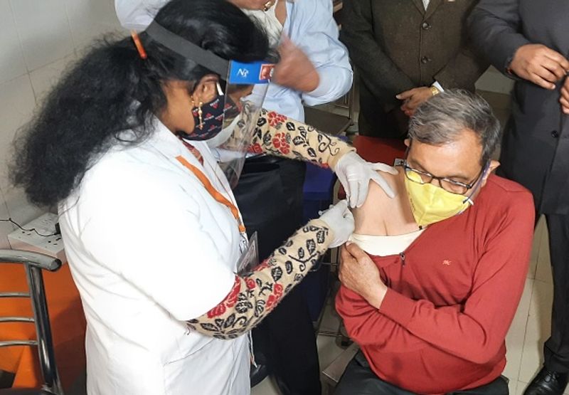 কলকাতার ষাটোর্ধ্ব মানুষজনকে এবার শহরের ৪৪ টি কেন্দ্র থেকেই ও ভ্যাকসিন দেওয়ার কাজ শুরু করতে চলেছে কলকাতা পুরসভা।