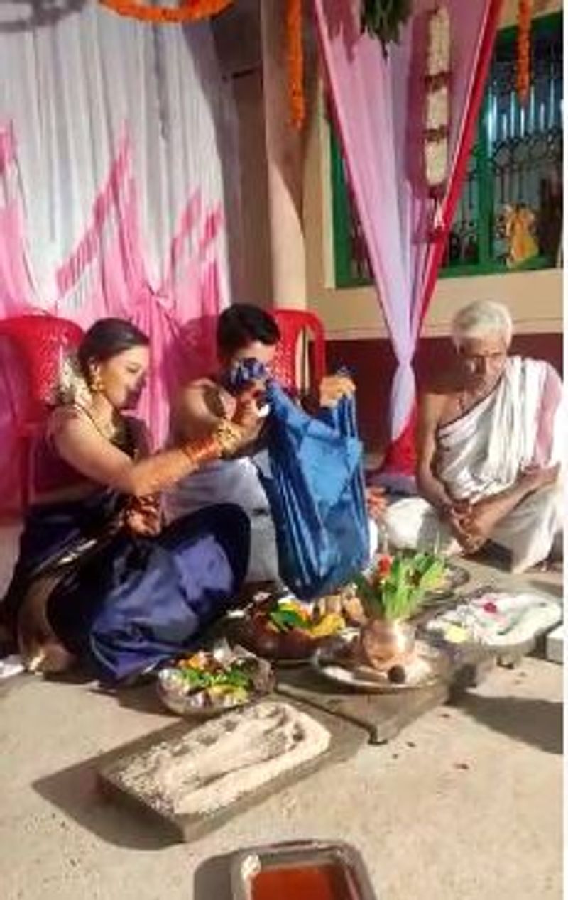 'ಸರಿಗಮಪ' ಸ್ಪರ್ಧಿ ಶ್ರೀಹರ್ಷ ಮತ್ತು ಶೃಂಗೇರಿ ಮೂಲದ ಗೌತಮಿ ಹಳ್ಳಿಯಲ್ಲಿಯೇ ಸರಳವಾಗಿ ವೈವಾಹಿಕ ಜೀವನಕ್ಕೆ ಕಾಲಿಟ್ಟಿದ್ದಾರೆ.