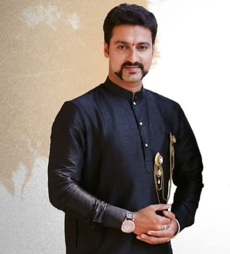 ಕರ್ನಾಟಕ ಶಾಸ್ತ್ರೀಯ, ಲಘು ಸಂಗೀತ, ಭಕ್ತಿಗೀತೆಗಳು, ಗಜಲ್ಸ್, ಗಮಕ, ಜಾನಪದ ಹಾಡುಗಳು, ವೇದ ಪಠಣಗಳು, ಫಿಲ್ಮಿ ಕನ್ನಡ ಹಿಂದಿ ಹೊಸ ಮತ್ತು ರೆಟ್ರೊ ಹಾಡುಗಳನ್ನು ಹರ್ಷ ಹಾಡುತ್ತಾರೆ.