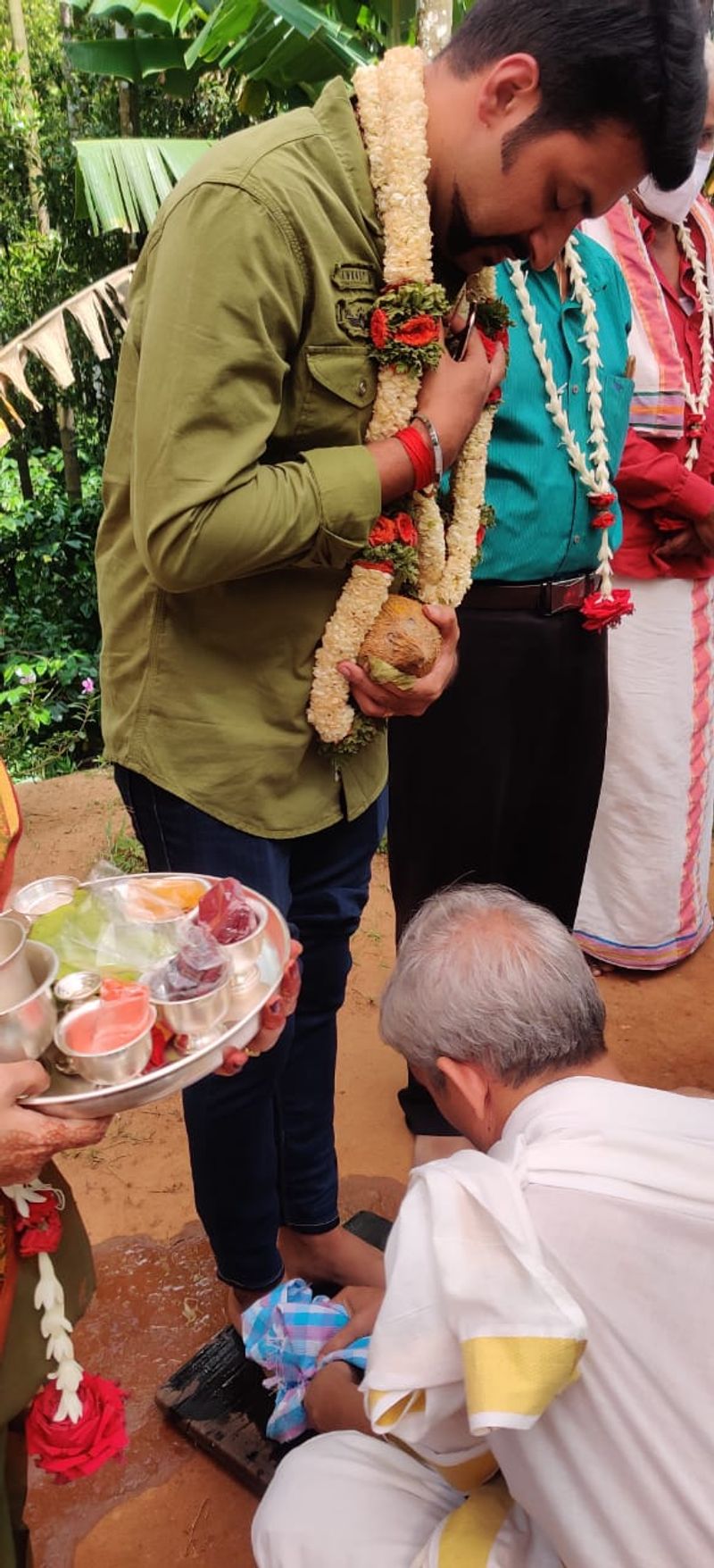 ಬಾಲ್ಯದಲ್ಲಿ ರಾಜ್ಯ ಮಟ್ಟದ ಅತ್ಯುತ್ತಮ ಬಾಲ ನಟ ಪ್ರಶಸ್ತಿ ಪಡೆದಿದ್ದಾರೆ.