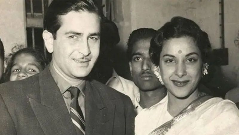 मीडिया रिपोर्ट्स के मुताबिक, एक दिन नरगिस ने राज कपूर के साथ बाहर जाने का प्लान बनाया था। वे अपने घर पर उनका इंतजार करने लगी। काफी वक्त बाद भी जब राज कपूर नहीं आए तो वे उनके घर पहुंच गईं। उस वक्त कपूर मेंशन में पार्टी चल रही थी। लेकिन पार्टी में राज कपूर मौजूद नहीं थे। 