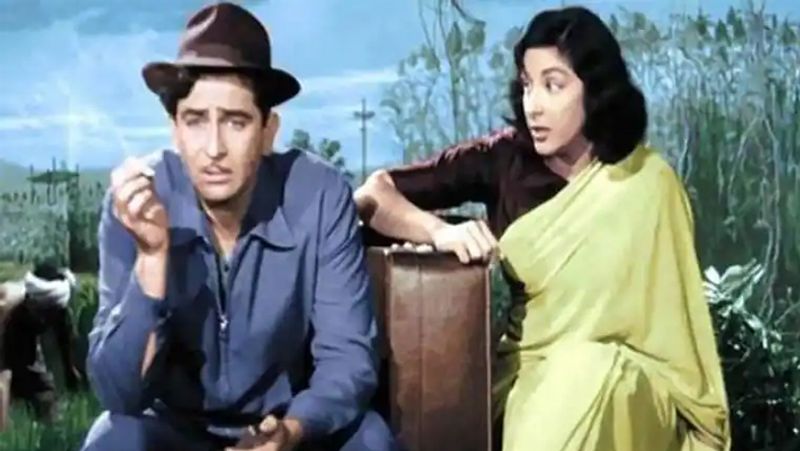 राज कपूर के कहने पर फिल्म के लेखक इंदर राज आनंद ने नरगिस का रोल जोड़ दिया। इस फिल्म में नरगिस ने निम्मी का किरदार निभाया था। आग हो वो फिल्म है, जिसमें राज कपूर ने पहली बार नरगिस के साथ स्क्रीन शेयर की थी। राज कपूर ने नरगिस के साथ फिल्म 'बरसात', 'अंदाज', 'आवारा', 'बेवफा', 'अनहोनी', 'आह', 'श्री420', 'चोरी-चोरी' जैसी सुपरहिट फिल्मों में काम किया है।
