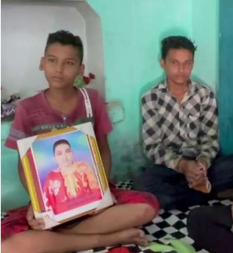 एक साल में चार मौत हो जाने के कारण बच्चों के ऊपर गम का पहाड़ टूट पड़ा है। परिवार में अब तीन बच्चों के अलावा कोई नहीं बचा है। ऐसे में पूरे परिवार की जिम्मेदारी 13 साल के हिमांशु के कंधों पर आ गई है, जो खेतों करके परिवार का खर्च चला रहा है।