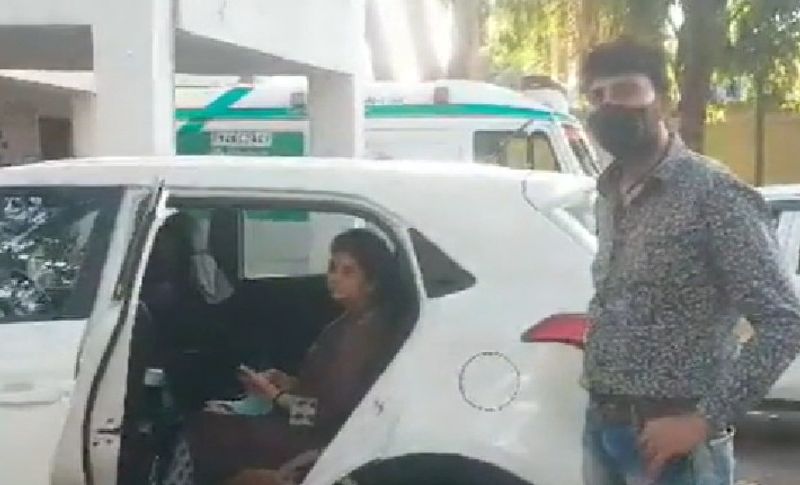 पति और उसकी बेटी शोभना के इलाज पर हुए खर्च को लेकर विवाद करने लगे। कहने लगे की तुम्हारी बीमारी ने हमको बर्बाद करके रख दिया है। इतना ही नहीं महिला के साथ मारपीट भी की। किसी तरह वह अपनी जान बचाकर वहां से भागी और पति ओर बेटी की शिकायत दर्ज कराई।
