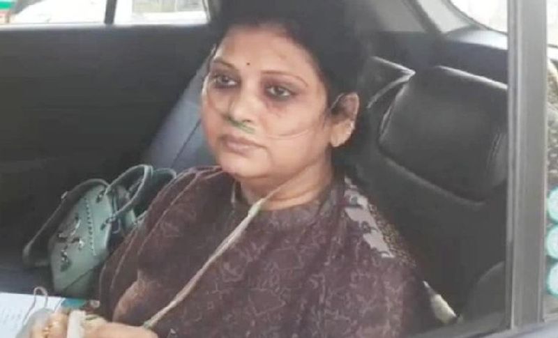 दरअसल, यह दुखद कहानी शोभना पटौरिया नाम की महिला की है। जो पिछले 17 दिन पहले कोरोना संक्रमित हो गई थी और वह छिंदवाड़ा एक निजी अस्पताल में भर्ती थी। 18वें दिन जब वह कोरोना की जंग जीतकर अपने घर लौटी तो उसके पति संजय पटौरिया और बेटी वंशिका पटौरिया विवाद करने लगे।
