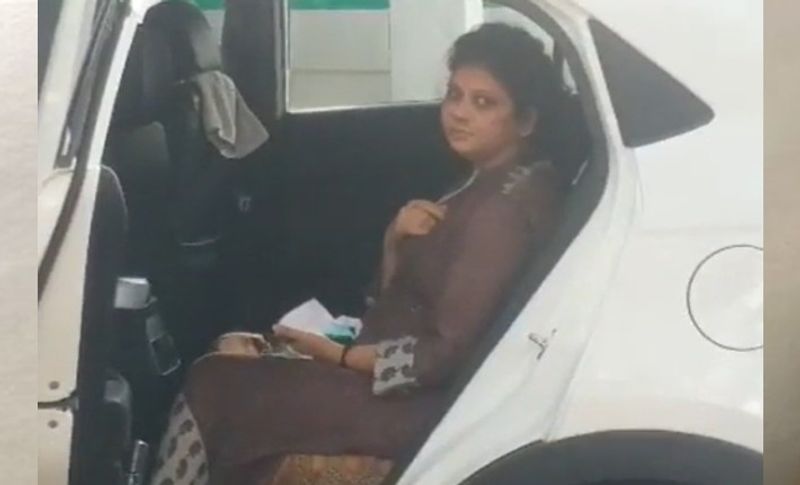 बता दें कि महिला रोते हुए ऑक्सीजन मास्क लगाकर कोतवाली पहुंची थी। जहां उसने बताया कि वह जैसे ही अस्पताल से डिस्चार्ज होकर घर आई तो पति और बेटी पैसों को लेकर विवाद करने लगे। पहले मुझे दोनों ने थप्पड़ मारे और इसके बाद चाकू से जानलेवा हमला कर दिया। अगर में वहां से नहीं भागती तो वह मार डालते।

