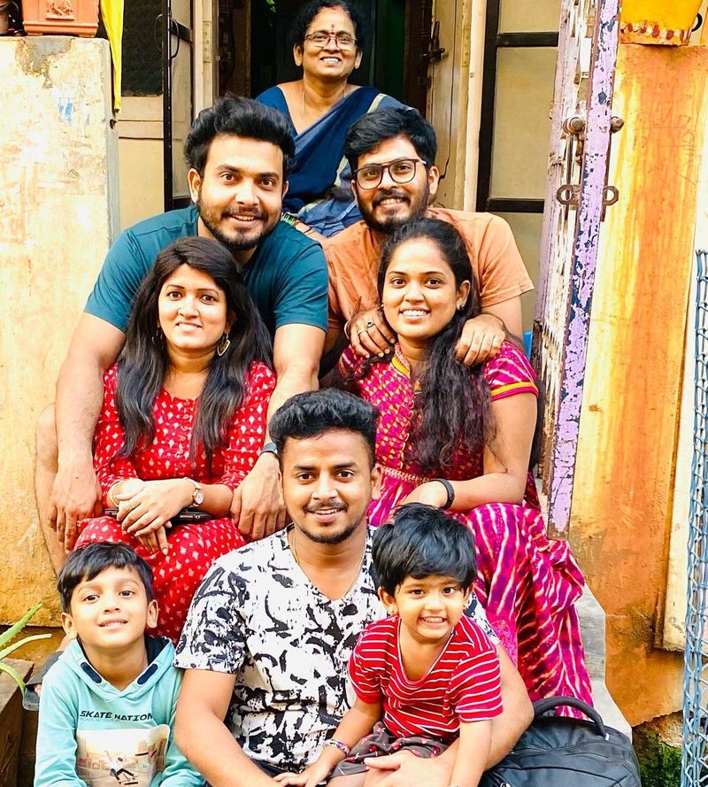 బిజినెస్ కి ఉపయోగిస్తున్న సుజాత సోషల్ మీడియా అకౌంట్స్ ఎవరో హ్యాక్ చేశారట. దీనితో ఆ అకౌంట్స్ తన పరిధిలో లేకుండా పోయాయని ఆమె వీడియో సందేశంలో తెలిపారు.