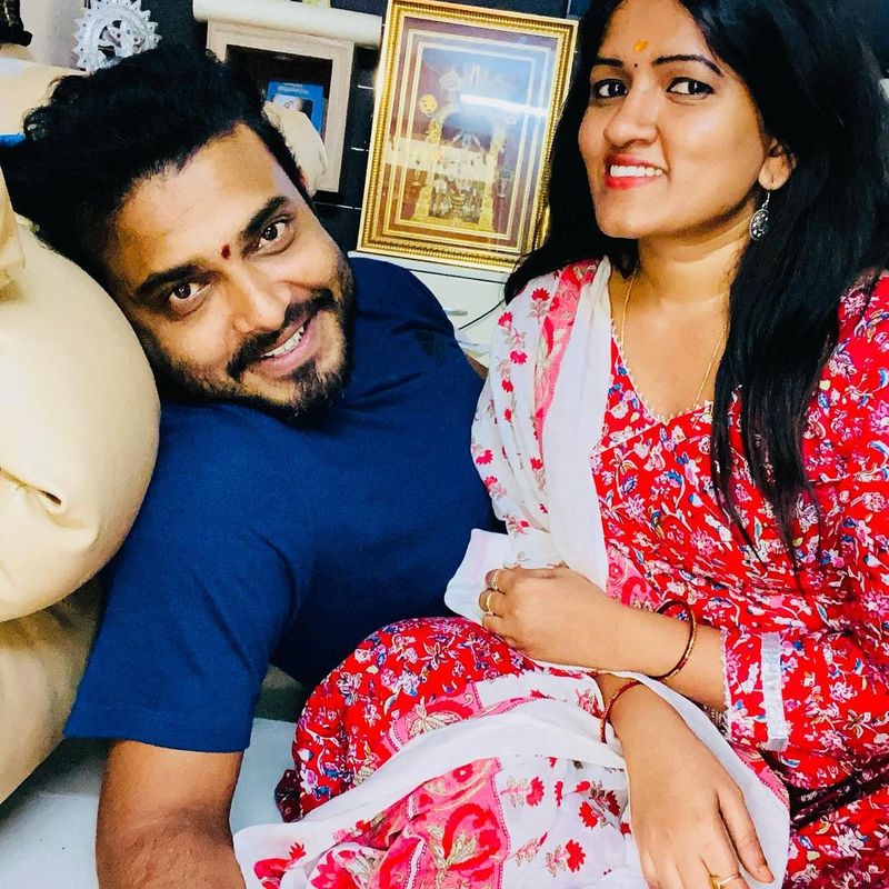 అయితే కొత్తగా రెండు ఇంస్టాగ్రామ్ అకౌంట్స్ స్టార్ట్ చేసినట్లు, బట్టలు, ఆభరణాలు కావాల్సిన వాళ్ళు వాటిని ఫాలో కావాలని కోరారు. తనను సపోర్ట్ చేయాలని వేడుకున్నారు.