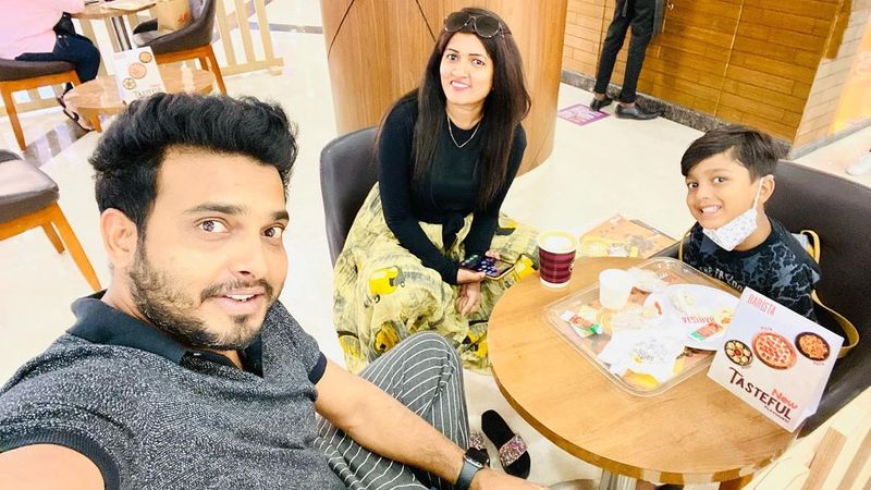 బుల్లితెర నటులైన శ్రీముఖి, రాహుల్ సిప్లిగంజ్ వంటి వారు ఇప్పటికే వ్యాపారాలు మొదలుపెట్టారు. నటులే కాకుండా భార్యలు కూడా ఈ విధంగా రంగంలోకి దిగుతున్నారన్న మాట.