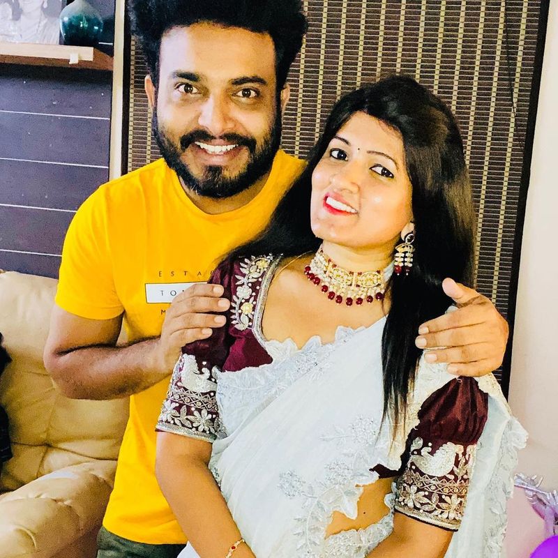 గెటప్ శ్రీను కొన్నేళ్ల క్రితం సుజాతను ప్రేమ వివాహం చేసుకున్నారు. వీరికి హేమాన్ష్ కార్తికేయ అనే ఓ బాబు కూడా ఉన్నారు. కాగా సెలెబ్రిటీల భార్యకు కూడా ఎంతో కొంత పాపులారిటీ ఉంటుంది. ఆ ఫేమ్ వ్యాపార అభివృద్ధికి ఉపయోగించుకుంటున్నారు తెలివైన భార్యలు.