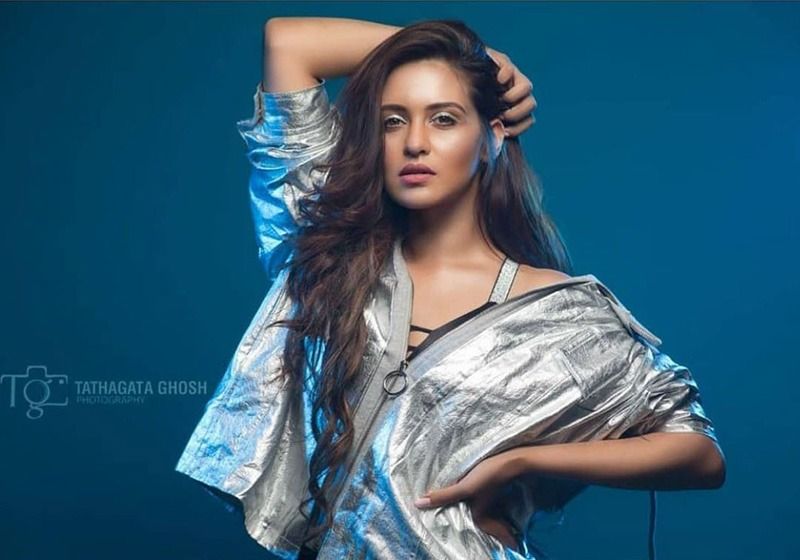 টলিপাড়ার সুপারহট সেক্সি অভিনেত্রী প্রিয়ঙ্কা সরকারের হট ফোটোশ্যুটে পাগল আট থেকে অষ্টাদশী। অভিনেত্রীর হট অবতারেই মুগ্ধ নেটিজেনরা।