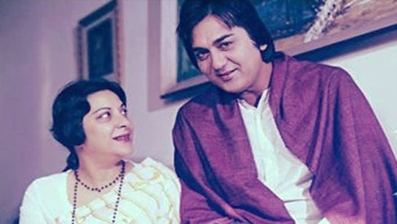 किश्वर देसाई की किताब द ट्रू लव स्टोरी ऑफ नरगिस एंड सुनील दत्त में बताया है कि 1957 में नरगिस की जिंदगी में सुनील दत्त आए। ये वक्त ऐसा था जब नरगिस अंदर से पूरी तरह टूट गई थीं और उनके मन में आत्महत्या के ख्याल आने लगे थे। राज कपूर से रिश्ता टूटना नरगिस के लिए किसी सदमे से कम नहीं था। 