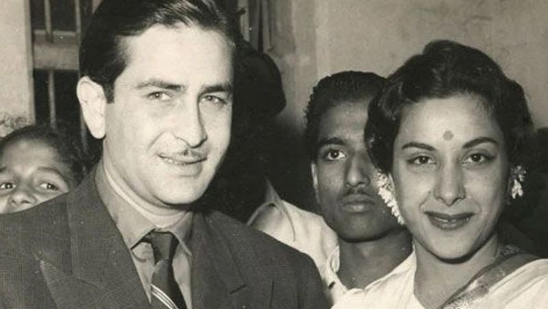 नरगिस से राज कपूर की पहली मुलाकात 1946 में हुई थी। नरगिस को देखते ही राज कपूर उन्हें दिल दे बैठे थे। हालांकि, जब राज कपूर नरगिस से मिले तो उस वक्त वो शादीशुदा थे। नरगिस से मिलने के बाद राज कपूर, इंदर राज आनंद के घर गए थे और उनसे कहा था कि वे फिल्म 'आग' में नरगिस का रोल भी जोड़ दें, क्योंकि वे उनके साथ काम करना चाहते हैं।