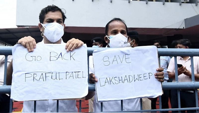 అయితే లక్షద్వీప్ లో క్రైమ్ రేటు చాలా తక్కువ. అలాంటి చోట ఇలాంటి కఠినమైన చట్టాలు ఎందుకు? అనేది ప్రజల వాదన. ఇక్కడ జనాభాలో 90 శాతం ముస్లింలు. అందుకే ఇలాంటి చట్టం చేశారంటూ ఆరోపణలు వస్తున్నాయి.