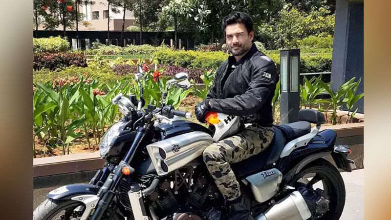 माधवन को बाइक्स का का बहुत ज्यादा शौक है और उनके बाइक कलेक्शन में रोडमास्टर को मिलाकर BMW K1600 GLA, डुकाटी डिआवल और यामाहा V-मैक्स शामिल हैं। इंडियन रोडमास्टर माधवन के गैराज में शामिल सबसे बेहतरीन बाइक में से एक है।