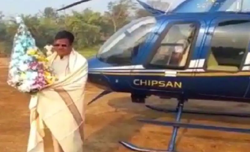 कारोबारी जनार्दन ने अपने घर के पास 2.5 एकड़ जमीन पर हेलीपैड का निर्माण भी करवाया है। इस जगह पर उन्होंने पायलट का रूम और टेक्नीशियन रूम बनवाए हैं। हेलीकॉप्टर के लिए राउंड पट्टी और दूसरी चीजें भी बनवाई हैं।

