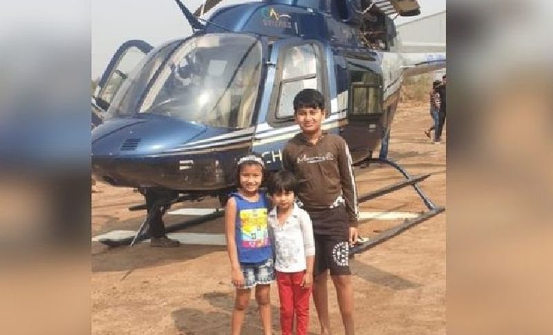 राज्य सरकारें दूध की पैदावार बढ़ाने के लिए किसानों को सब्सिडी देकर उन्हें प्रेरित कर रही हैं। वहीं दूध कारोबारी भी टैक्निकल चीजों का सहारा लेकर दूध बढ़ाने के हर संभव प्रयास कर रहे हैं। आधुनिक तकनीक के इस्तेमाल की ऐसी जिद है कि दूध दुहने से लेकर ग्राहक के बर्तन में पहुंचाने तक उसे हाथ नहीं लगाया जाता। कारोबारी जनार्दन की डेयरी में भी यह सारी चीजे हैं जो एक आधुनिक डेयरी में होती हैं।
( बच्चे हेलिकॉप्टर में ट्रायल के दौरान सफर करने आए हुए थे।)