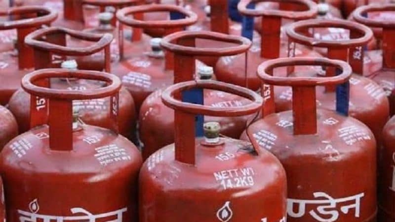 1 जून से बदला गैस सिलेंडर का प्राइस
दिल्ली में 14.2 किलो वाले घरेलू गैस सिलेंडर की कीमत 809 रुपये है। इसके अलावा कोलकाता में 835.5 रुपये, मुंबई में 809 रुपये और चेन्नई में 825 रुपये है। वहीं, 1 जून से 19 किलोग्राम वाले कमर्शियल सिलेंडर के दाम में 122 रुपये की कटौती की गई हैं, जिसके बाद इसकी कीमत 1473.50 रुपये हो गई है।