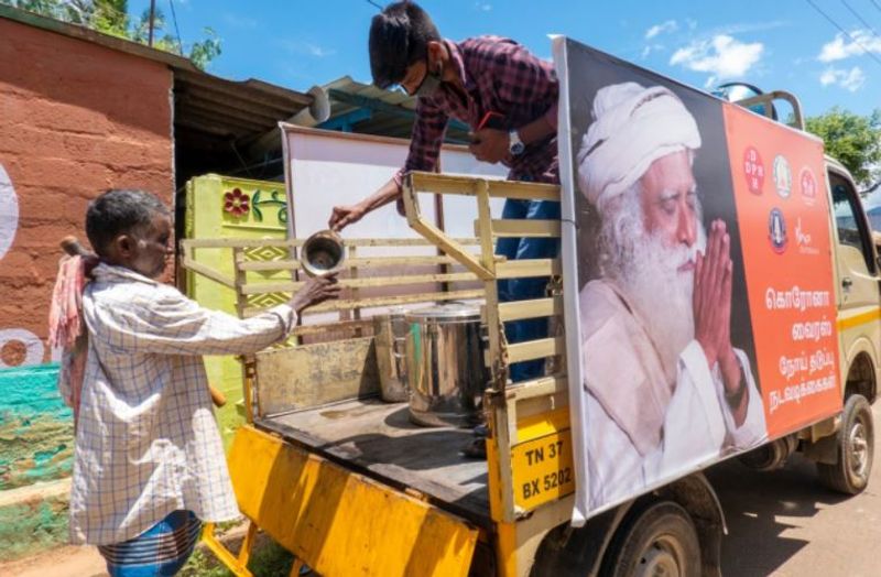 मास्क नहीं पहनने पर दो घंटे खड़े रहने की सजा
मां जयत्री ने बताया कि हमने कोरोना से निपटने के लिए आश्रम में कई नियम बनाए। एक नियम बनाया कि अगर किसी ने मास्क नहीं पहना तो उसे दो घंटे तक खड़े रहने की सजा दी जाती है।