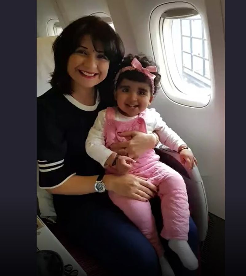 सोनिया अपनी बेटी धनारी को घर पर कभी भी बहलाने के लिए धनारी को मोबाइल फोन, टेबलेट या अन्य कोई गैजेट्स कभी नहीं देतीं। उसे माइंड गेम्स पसंद है। प्लास्टिक पैकिंग वाले फूड से भी दूर ही रहती हैं। बेटी जिद नहीं करे इसलिए घर का कोई और सदस्य भी डिब्बाबंद प्लास्टिक पैकिंग वाली कोई खाद्य सामग्री नहीं खाते।
