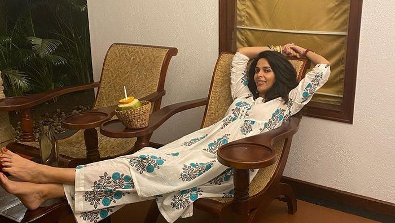 उनके विला के अंदर कई आरामदायक चेयर लगी है। मल्लिका अक्सर यहां बैठकर चाय-कॉफी का आनंद लेती है।