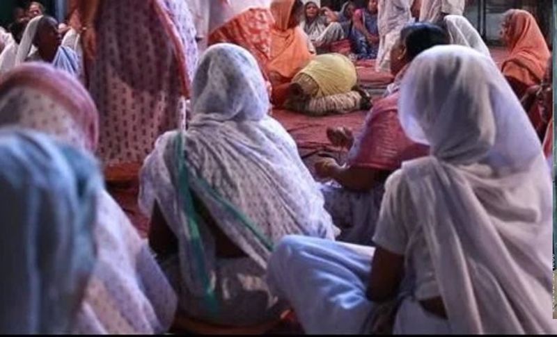 इस परिवार के एक साथ चार सगे भाई दुनिया को अलविदा कह गए। एक साथ एक ही घर 4 बहुएं विधवा हो गईं। बताया जा रहा है कि 7 मौत कोरोना संक्रमण से हुई हैं। वहीं एक बुजुर्ग की मौत सदमें में हार्ट अटैक की वजह से हुई है। (प्रतीकात्मक फोटो)