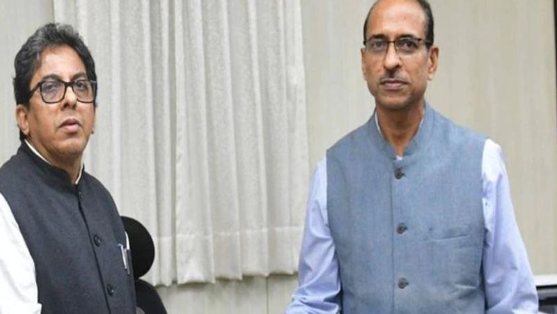 कौन हैं एचके द्विवेदी?
एचके द्विवेदी ने बंगाल के नए चीफ सेक्रटरी का चार्ज भी संभाल लिया है। द्विवेदी 1988 बैच के IAS अधिकारी हैं। हरिकृष्ण द्विवेदी ने लखनऊ यूनिवर्सिटी से MSC की। उनका सिलेक्शन फॉरेन सर्विसेज में हुआ था। बाद में उनका चयन आईएएस में हुआ।
