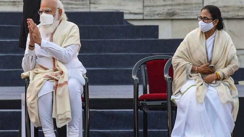 क्यों बदले चीफ सेक्रेटरी?
पूर्व चीफ सेक्रेटरी अलपन बंदोपाध्याय 31 मई को रिटायर होने वाले थे लेकिन तीन महीने के लिए उनका एक्टेंशन बढ़ा दिया गया था। हाल में ही उनका ट्रांसफर दिल्ली कर दिया गया था। जिसके बाद ममता सरकार और केन्द्र के बीच ठकराव हो गया था। 