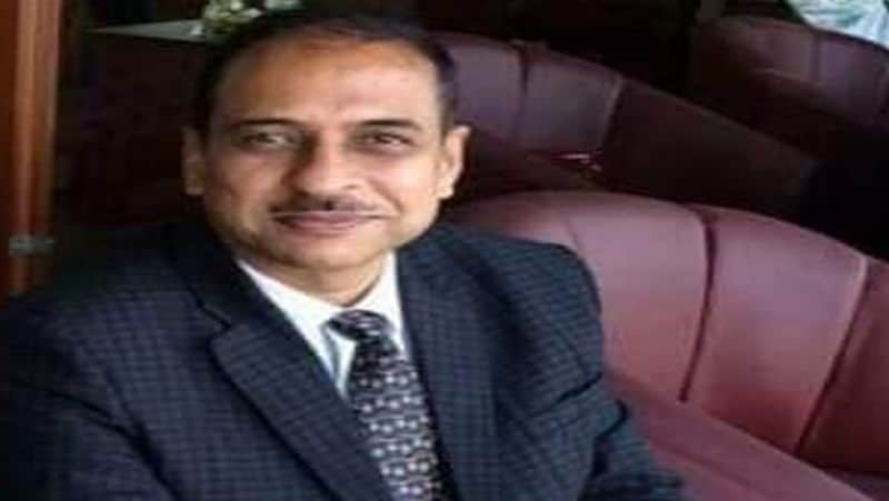 लखनऊ में रहती है फैमली
एचके द्विवेदी के माता-पिता और कई फैमली मेंबर लखनऊ में रहते हैं। बंगाल का मुख्य सचिव बनने के बाद से उनके गांव में खुशी की लहर है। इनके पिता असिस्टेंट कमिश्नर के पद से रिटायर हुए हैं।
