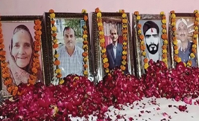 बता दें कि इस परिवार के 8 लोग अप्रैल महीने में कोरोना की चपेट में आए थे। सभी की हालत सुधरने की बजाए बिगड़ती चली जा रही थी। आलम यह हुआ कि 25 अप्रैल से 15 मई के बीच एक-एक करके सभी की सांसे थम गईं। बताया जाता है कि इनकी मदद करने के लिए ना तो सरकार आई और ना ही कोई नाते-रिश्तेदार आए। आखिर में पूरा परिवार उजड़ गया।