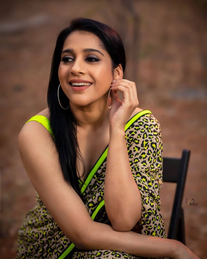 ఇక్కడ గమనించాల్సిన విషయం ఏమిటంటే అనసూయ కంటే రష్మీ ఏకంగా తొమ్మిది స్థానాలు పైన ఉంది. మోస్ట్ డిజైరబుల్ ర్యాంకింగ్స్ లో రష్మీకి 4వ స్థానం దక్కింది. ఫేమ్ లో, గ్లామర్ లో ఒకరికి మించి ఒకరు అన్నట్లు ఉండే రష్మీ, అనసూయలకు ఫాలోయింగ్ విషయంలో ఇంత వ్యత్యాసం ఎందుకో అర్థం కాలేదు.