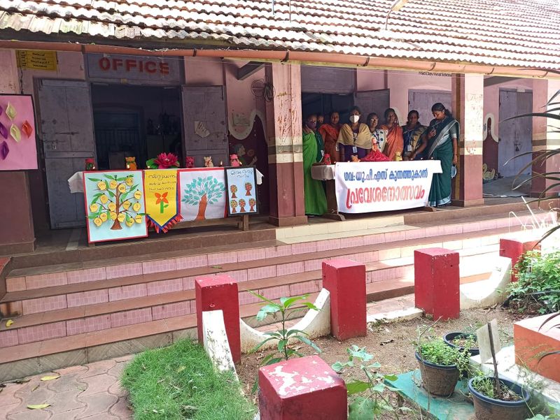 പുതുഅധ്യയന വര്ഷത്തെ പ്രവേശനോത്സവം തിരുവനന്തപുരത്ത് മുഖ്യമന്ത്രി പിണറായി വിജയൻ ഓൺലൈനായി ഉദ്ഘാടനം ചെയ്തു. കുട്ടികൾ സ്കൂളിൽ എത്തുന്ന കാലം വിദൂരമാവില്ലെന്ന പ്രതീക്ഷ മുഖ്യമന്ത്രി പങ്കുവെച്ചു. ഇത്തവണ അധ്യാപകർക്ക് കുട്ടികളുമായി നേരിട്ട് ആശയവിനിമയം നടത്താൻ ഓൺലൈൻ ക്ലാസ് സൌകര്യമൊരുക്കുമെന്നും ഘട്ടം ഘട്ടമായി ഇത് നടപ്പിലാക്കുമെന്നും മുഖ്യമന്ത്രി അറിയിച്ചു.