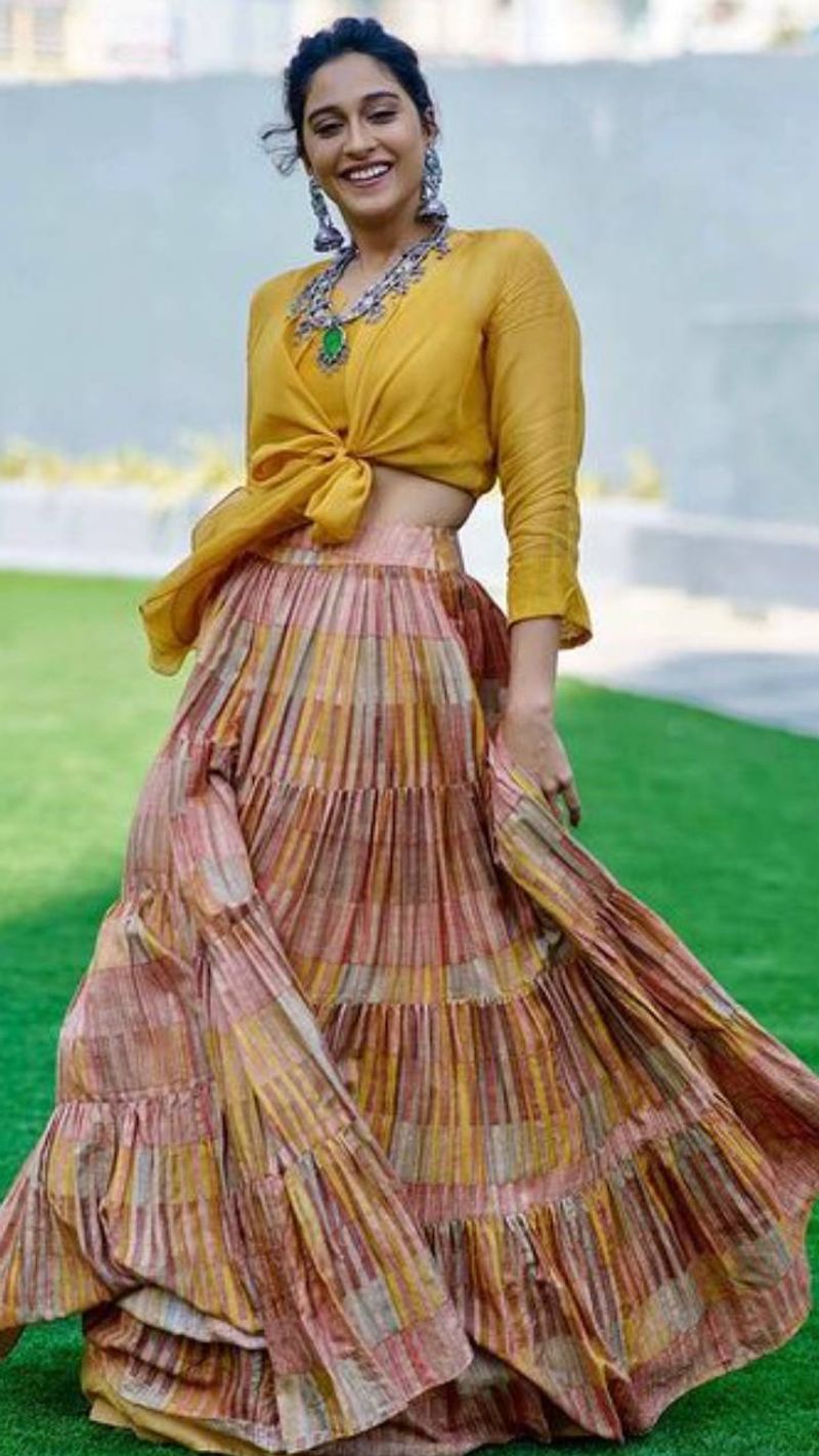 మల్టీ షేడ్ స్కర్ట్ మీద ఎల్లో టాప్.. దాన్ని ఎంతో చక్కగా మిడిల్ లో ముడివేసింది. సమ్మర్ కి సూపర్ కూల్ గా ఉండే డ్రెస్సింగ్ స్టైల్ ఇది.