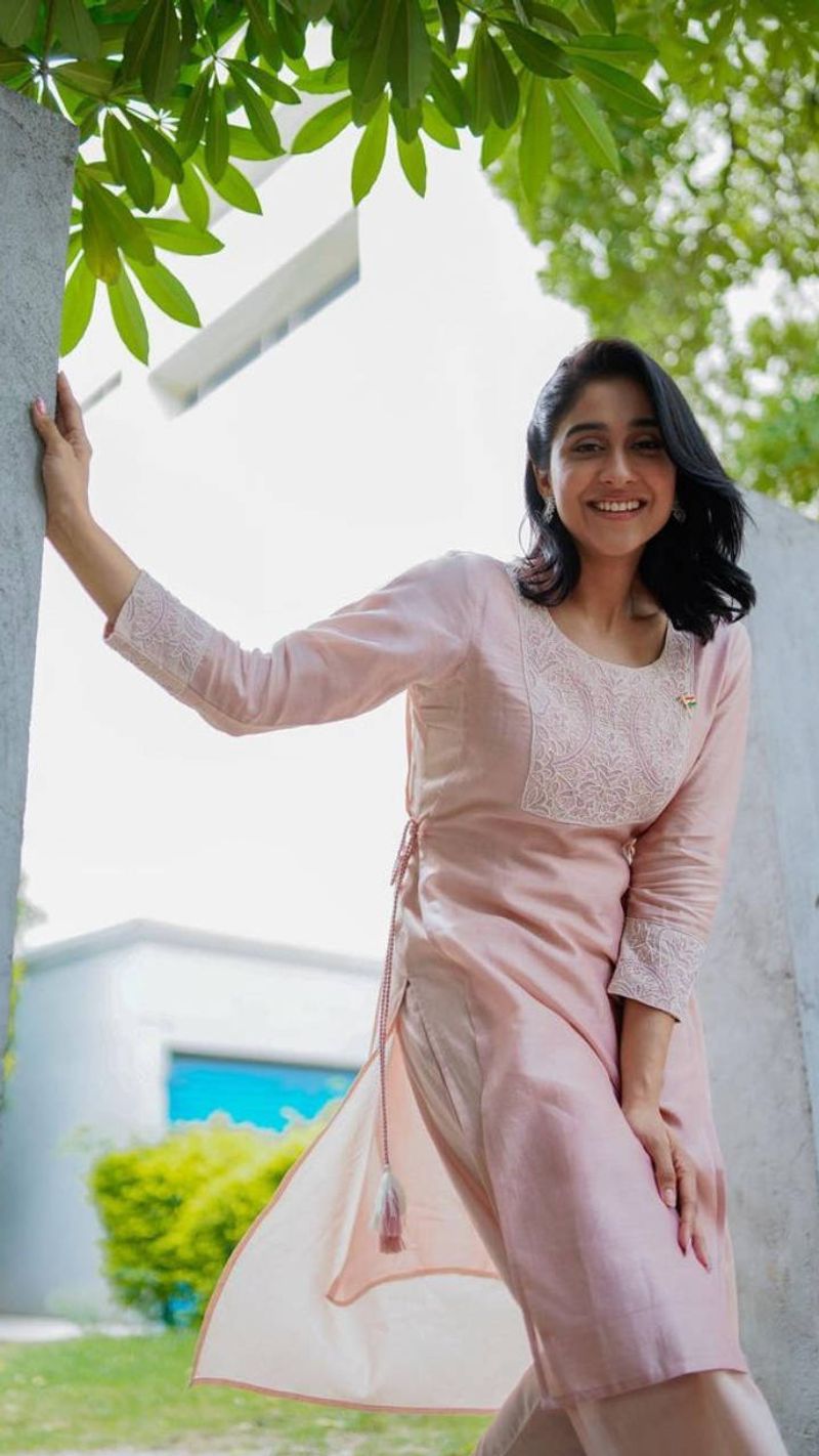 పేస్టల్ కలర్స్ ఏవైనా వేసవిలో అద్భుతంగా ఉంటాయి. ఇక్కడ రెజీనా పేస్టల్ పింక్ కుర్తీ, ప్లాజోలో వేసవిని బీట్ చేస్తుంది.