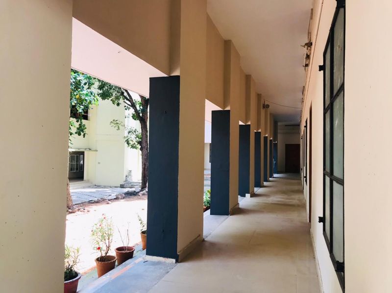 വീണ്ടും സ്കൂളുകളിലേക്ക് കുട്ടികളെത്തുന്ന കാലം വിദൂരമല്ലെന്നും മുഖ്യമന്ത്രി പറഞ്ഞു. എങ്ങനെ കുട്ടികളെ ക്ലാസുകളിൽ നേരിട്ട് എത്തിക്കാൻ കഴിയും എന്നത് സർക്കാർ പഠിക്കുകയാണെന്ന് വിദ്യാഭ്യാസ മന്ത്രി വി ശിവൻകുട്ടി അറിയിച്ചു. സ്പെഷൽ സ്കൂൾ കുട്ടികൾക്ക് പ്രത്യേക പരിഗണന നൽകുമെന്നും മന്ത്രി അറിയിച്ചു.