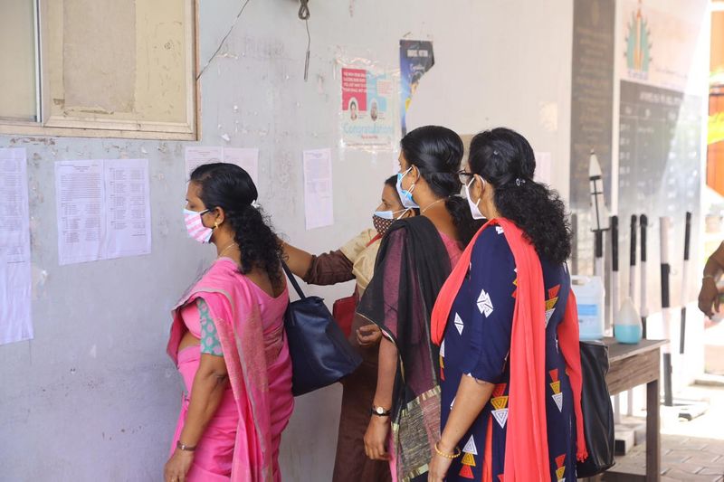 മൊത്തം അധ്യാപക ഒഴിവുകൾ 6,000 നും മുകളിലാണെന്ന് അനൗദ്യോഗിക കണക്കുകൾ. കഴിഞ്ഞ ദിവസത്തെ റിട്ടയർമെന്റ് കൂടി ചേർന്നാൽ ഇത് കൂടും. ഹയർസെക്കണ്ടറി വിഭാഗത്തിൽ ആകെ 1,236 ഒഴിവുകളിൽ 320 പേർക്ക് നിയമന ഉത്തരവ് കിട്ടി.