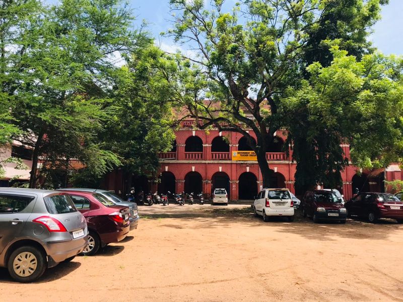 അതിനിടെ സംസ്ഥാനത്ത് സ്കൂളുകൾ തുറക്കുന്ന മുറയ്ക്ക് അധ്യാപക നിയമനം നടത്തുമെന്ന് പൊതുവിദ്യാഭ്യാസ മന്ത്രി വി ശിവൻകുട്ടി നിയമസഭയെ അറിയിച്ചു. സ്കൂൾ തുറന്ന് ആറാം പ്രവർത്തി ദിവസമാണ് തസ്തിക നിർണ്ണയം നടത്താറുള്ളതെന്നും കൊവിഡ് സാഹചര്യത്തിൽ തസ്തിക നിർണ്ണയം നടത്താനായിട്ടില്ലെന്നും മന്ത്രി പറഞ്ഞു. അധ്യാപക ക്ഷാമം പരിഹരിക്കാന് സർക്കാർഎയ്ഡഡ് മേഖലയിൽ 2,513 പേർക്ക് നിയമന ശുപാർശ നൽകിയിട്ടുണ്ടെന്നും മന്ത്രി അറിയിച്ചു.