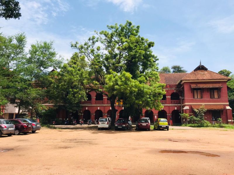 എല്ലാവർക്കും സൌകര്യം ഉറപ്പാക്കി സ്കൂൾ തല ഓൺലൈൻ ക്ലാസ് തുടങ്ങുമെന്നും അദ്ദേഹം വ്യക്തമാക്കി. കൊവിഡ് വെല്ലുവിളിക്കിടെ കേരളം വീണ്ടും ഡിജിറ്റൽ അധ്യയന വർഷത്തിലേക്ക് കടക്കുകയാണ്. മൂന്ന് ലക്ഷം വിദ്യാർത്ഥികളാണ് ഇന്ന് ഒന്നാം ക്ലാസിലെത്തുന്നത്.'കൊവിഡ് മഹാമാരിയുടെ രണ്ടാംവരവിന്റെ ഈ കാലത്ത്, എല്ലാവരും മാസ്ക് ധരിച്ചും സാനിറ്റൈസ് ചെയ്തും സാമൂഹ്യ അകലം പാലിച്ചും വാക്സിന് എടുത്തും പ്രതിരോധത്തിന് തയ്യാറാവണമെന്ന് ഏഷ്യാനെറ്റ് ന്യൂസ് അഭ്യര്ത്ഥിക്കുന്നു. ഒന്നിച്ച് നിന്നാല് നമുക്കീ മഹാമാരിയെ തോല്പ്പിക്കാനാവും.' #BreakTheChain #ANCares #IndiaFightsCorona.