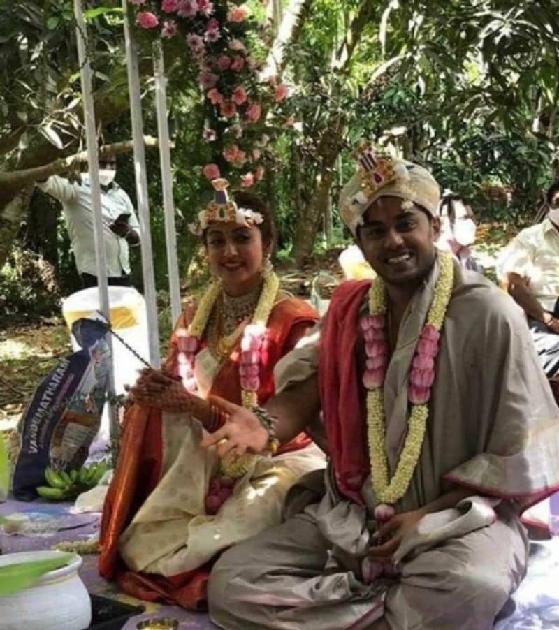 കൊവിഡ് പ്രോട്ടോക്കോള് പാലിച്ചായിരുന്നു വിവാഹം.