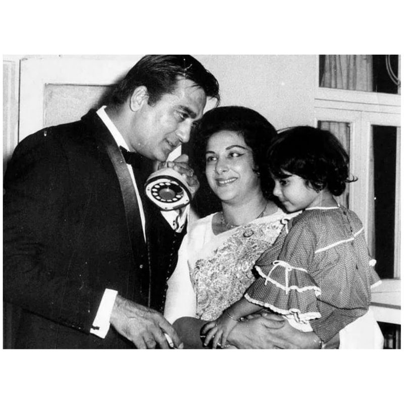 সঞ্জয়কে নিয়ে একবার কথা বলতে গিয়ে প্রিয় বন্ধুকে নার্গিস জানিয়েছিলেন, যে কোনও ছেলে বন্ধু এলেই ঘরের দরজা বন্ধ করে দেন সঞ্জয়।